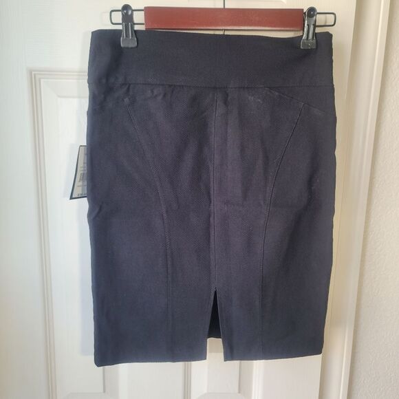 Joe Benbasset Black Textured Skirt, Size Large- Versatile Style for Any Occasion - Picture 5 of 5